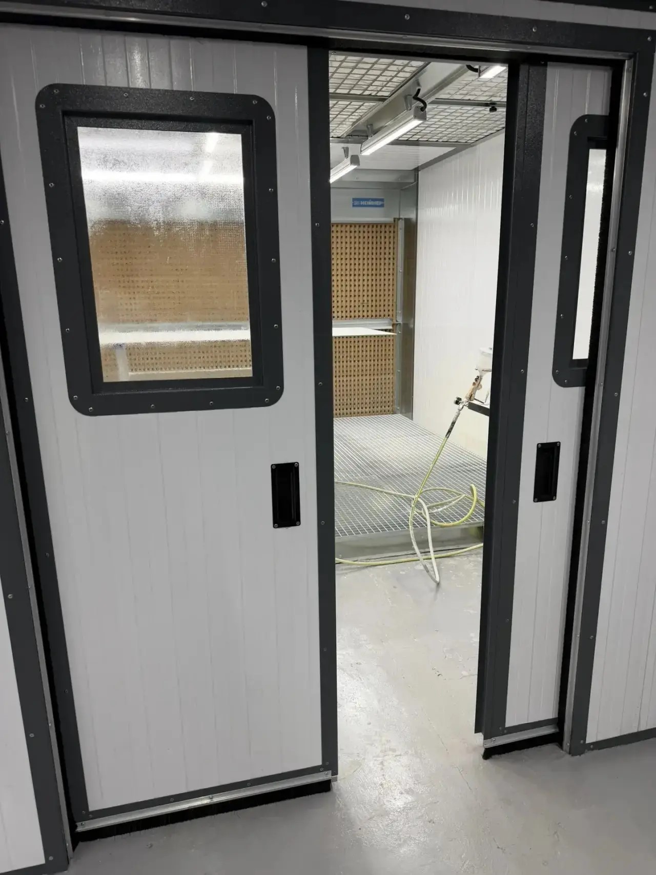 Откатные ворота покрасочной камеры избыточного давления